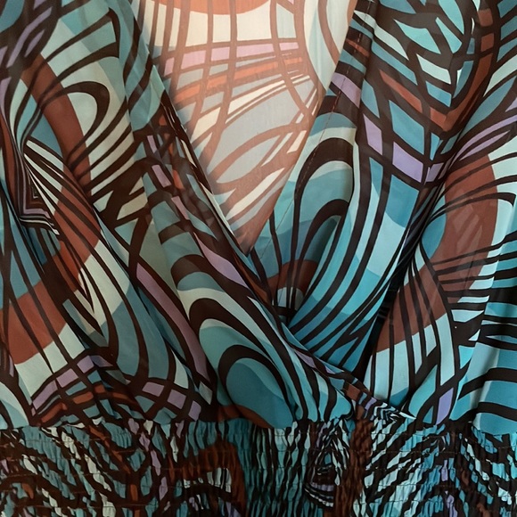 Bisou Bisou rouged v-neck top! Beautiful colors! - Picture 6 of 6